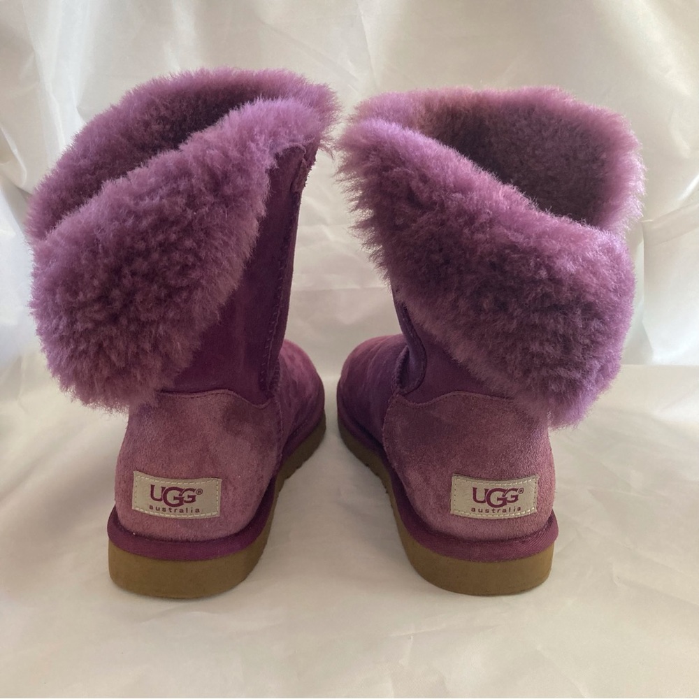 UGG BAILEY BUTTON CLASSIC SUEDE BOOTS IN PURPLE (SUGAR PLUM) SHEEPSKIN, SIZE 6 - Picture 4 of 16